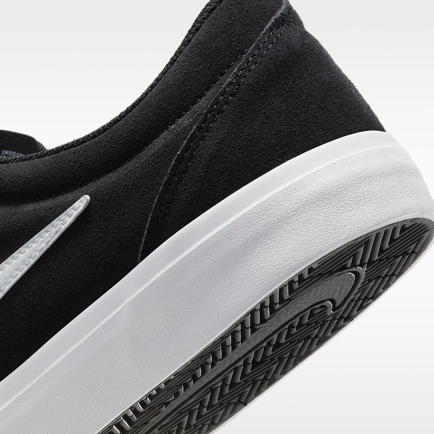 Nike Charge Wildlederschuh (Herren) – Schwarz/Schwarz/Weiß