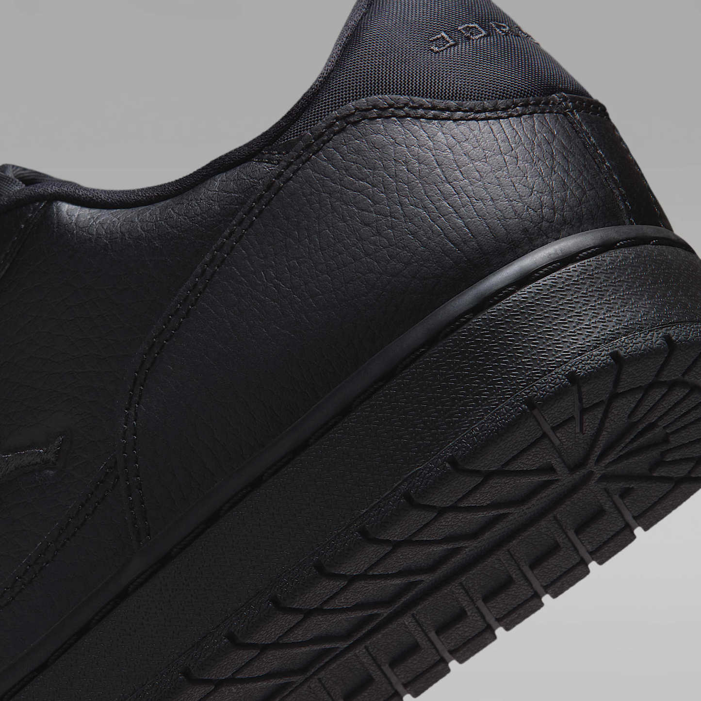 Jordan Court Connect Low Herrenschuhe – Schwarz/Dark Smoke Grey