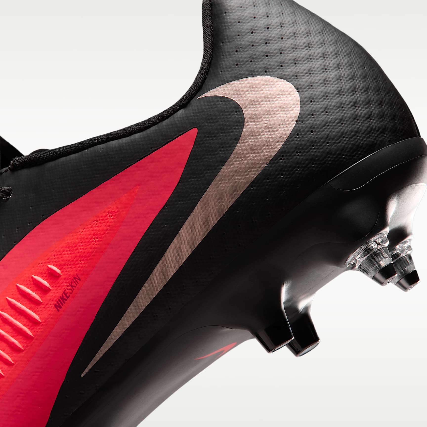 Nike Phantom 6 Low Academy Fußballschuh für weichen Rasen – Bright Crimson/Schwarz/Blur