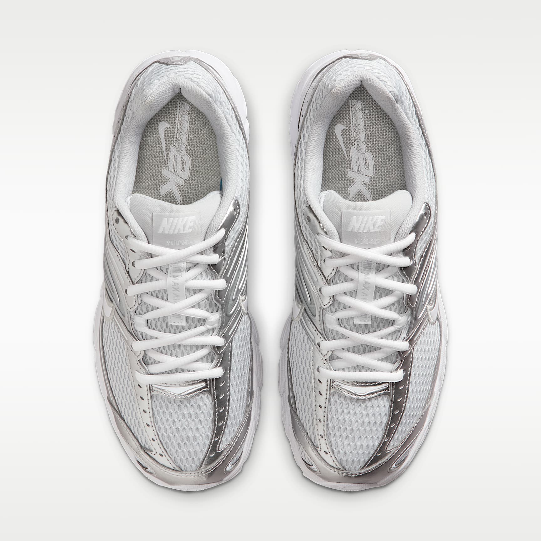 Nike Air Max Moto 2K Schuh mit reflektierenden Akzenten (Damen) – Grey Fog/Metallic Silver/Weiß