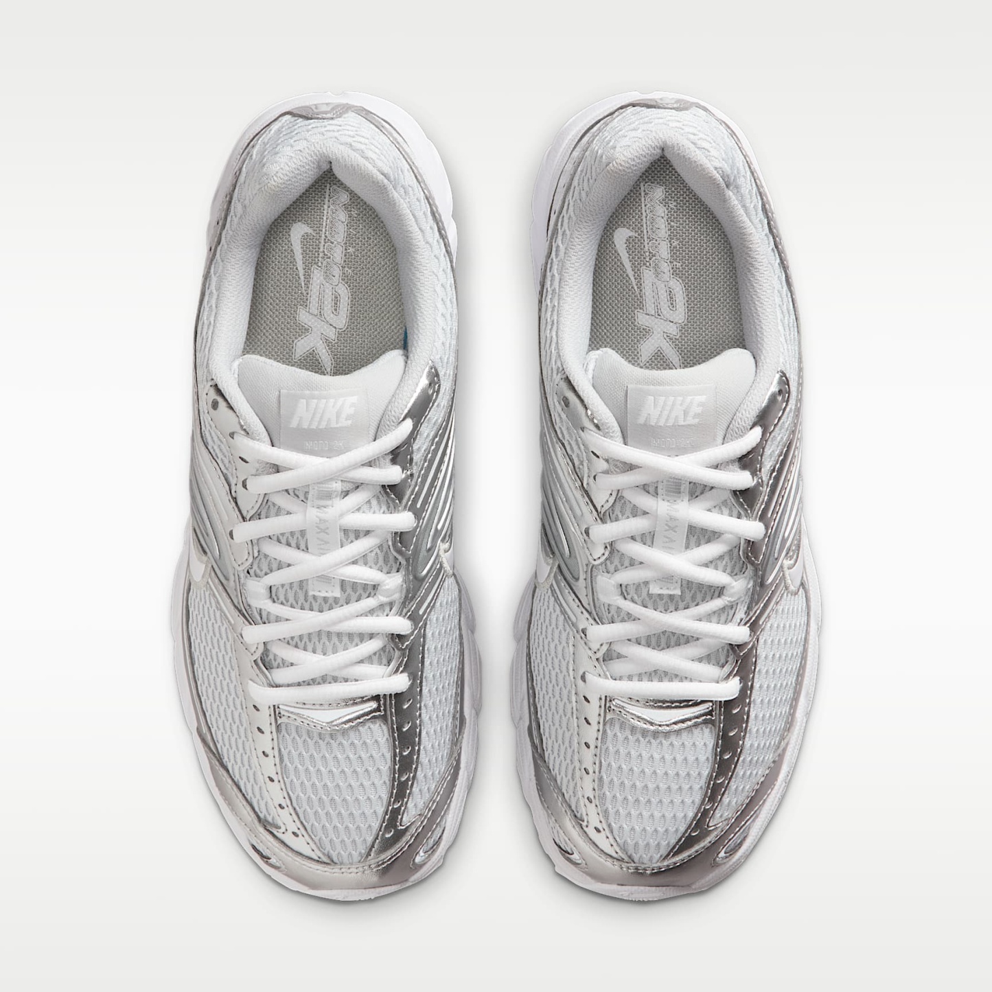Nike Air Max Moto 2K Schuh mit reflektierenden Akzenten (Damen) – Grey Fog/Metallic Silver/Weiß