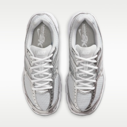 Nike Air Max Moto 2K Schuh mit reflektierenden Akzenten (Damen) – Grey Fog/Metallic Silver/Weiß