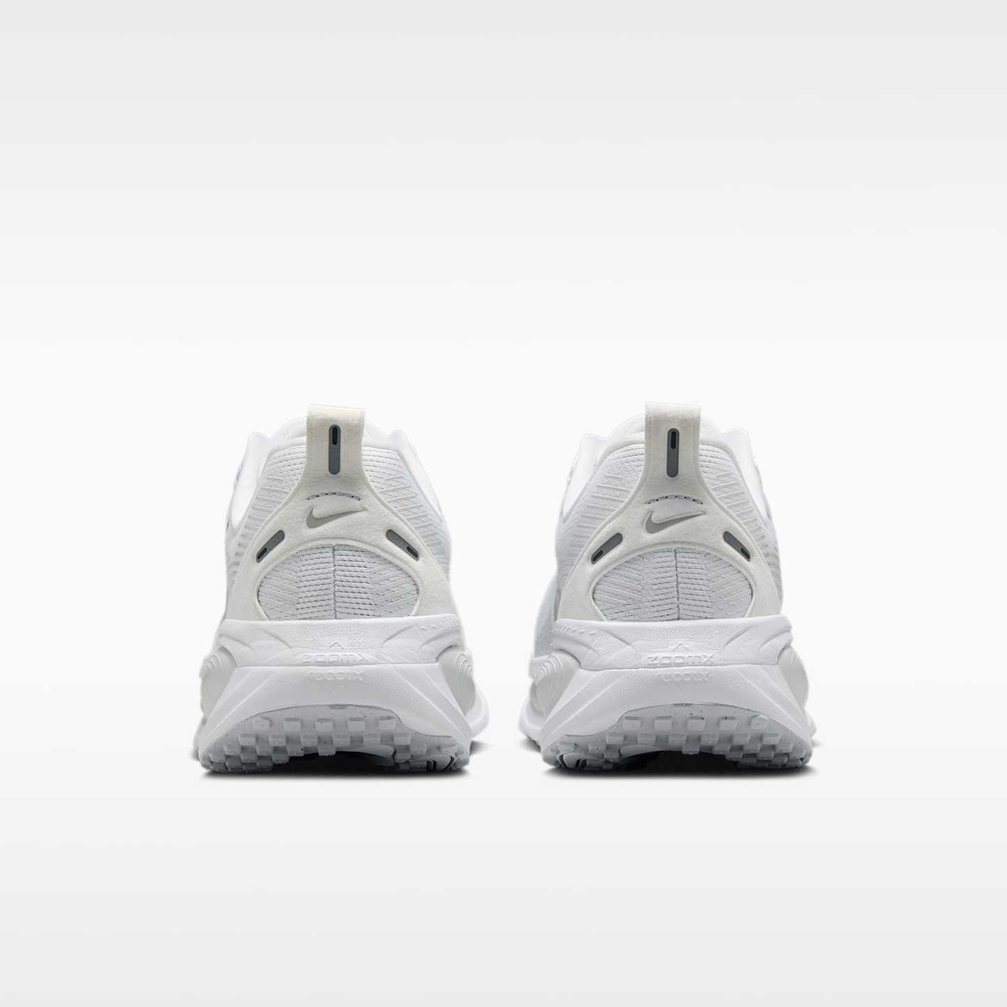 Nike Vomero 18 Straßenlaufschuh (Damen) – Weiß/Photon Dust/Summit White/Metallic Silver