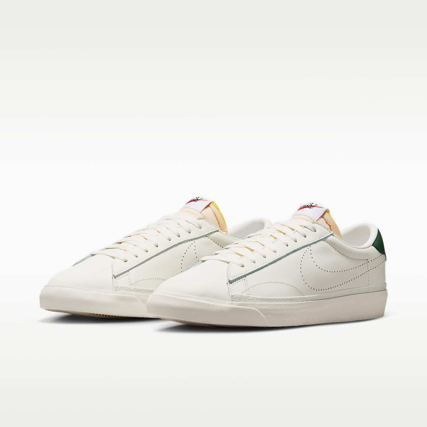 Nike Tennis Classic Schuh (Herren) – Sail/Fir/Team Orange/Sail