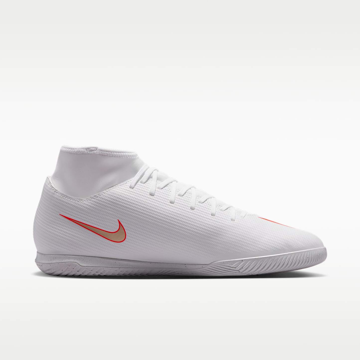 Nike Mercurial Superfly 11 Club High-Top-Fußballschuh für Hallen- und Hartplätze – Weiß/Bright Crimson/Blur