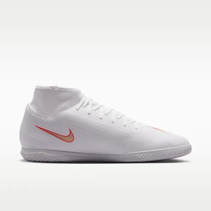 Nike Mercurial Superfly 11 Club High-Top-Fußballschuh für Hallen- und Hartplätze – Weiß/Bright Crimson/Blur