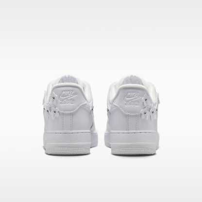 Nike Air Force 1 '07 "Florette" Schuh (Damen) – Weiß/Wolf Grey/Metallic Silver/Weiß