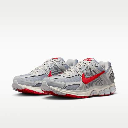 Nike Zoom Vomero 5 SE Herrenschuh – Grey Fog/Particle Grey/Phantom/University Red