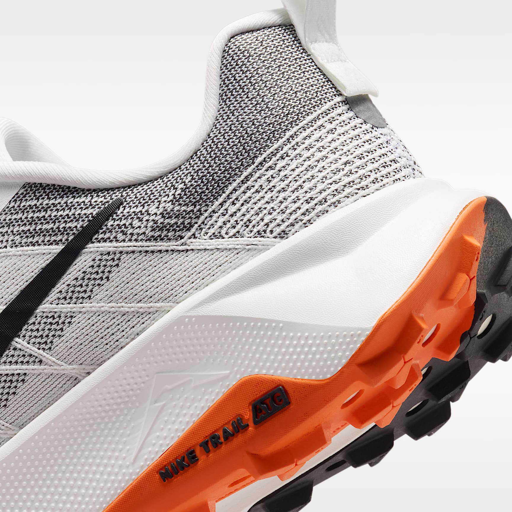 Nike Wildhorse 10 Traillaufschuh (Damen) – Summit White/Safety Orange/Phantom/Schwarz