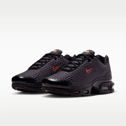 Nike Air Max Plus VII Schuh (Herren) – Schwarz/Medium Ash/Bright Crimson/Dark Copper