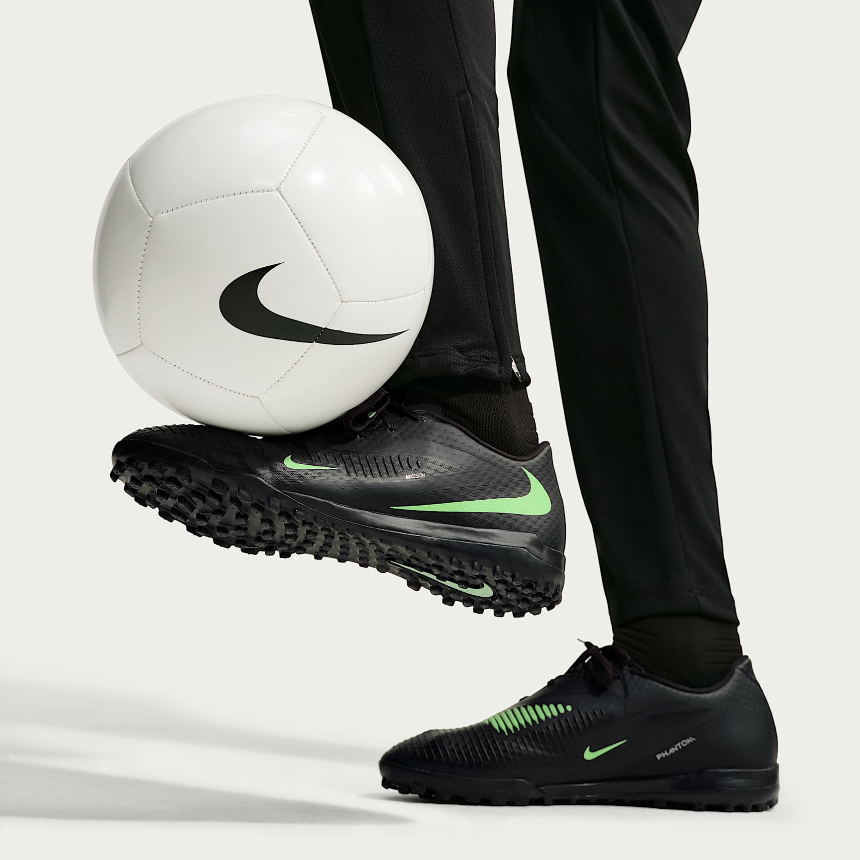 Nike Phantom 6 Low Academy Fußballschuh für Turf – Schwarz/Schwarz/Illusion Green