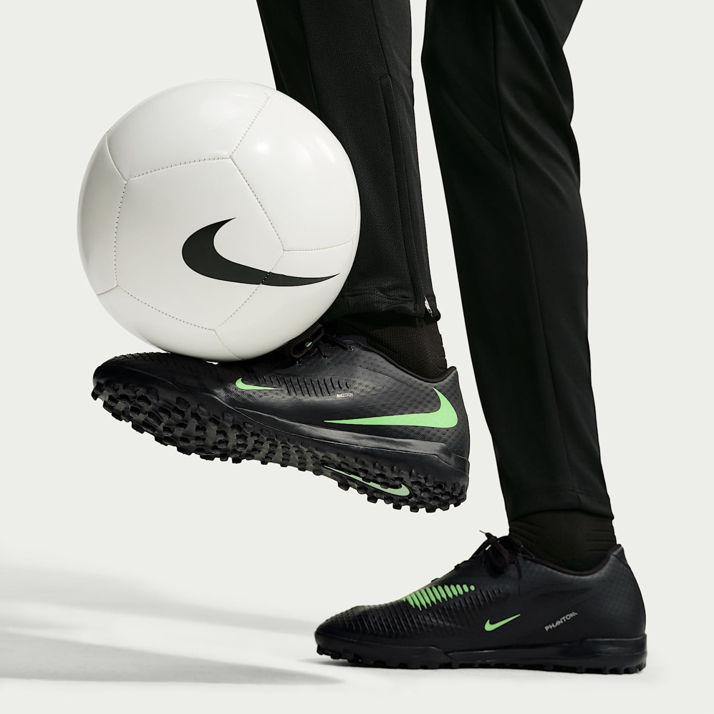 Nike Phantom 6 Low Academy Fußballschuh für Turf – Schwarz/Schwarz/Illusion Green