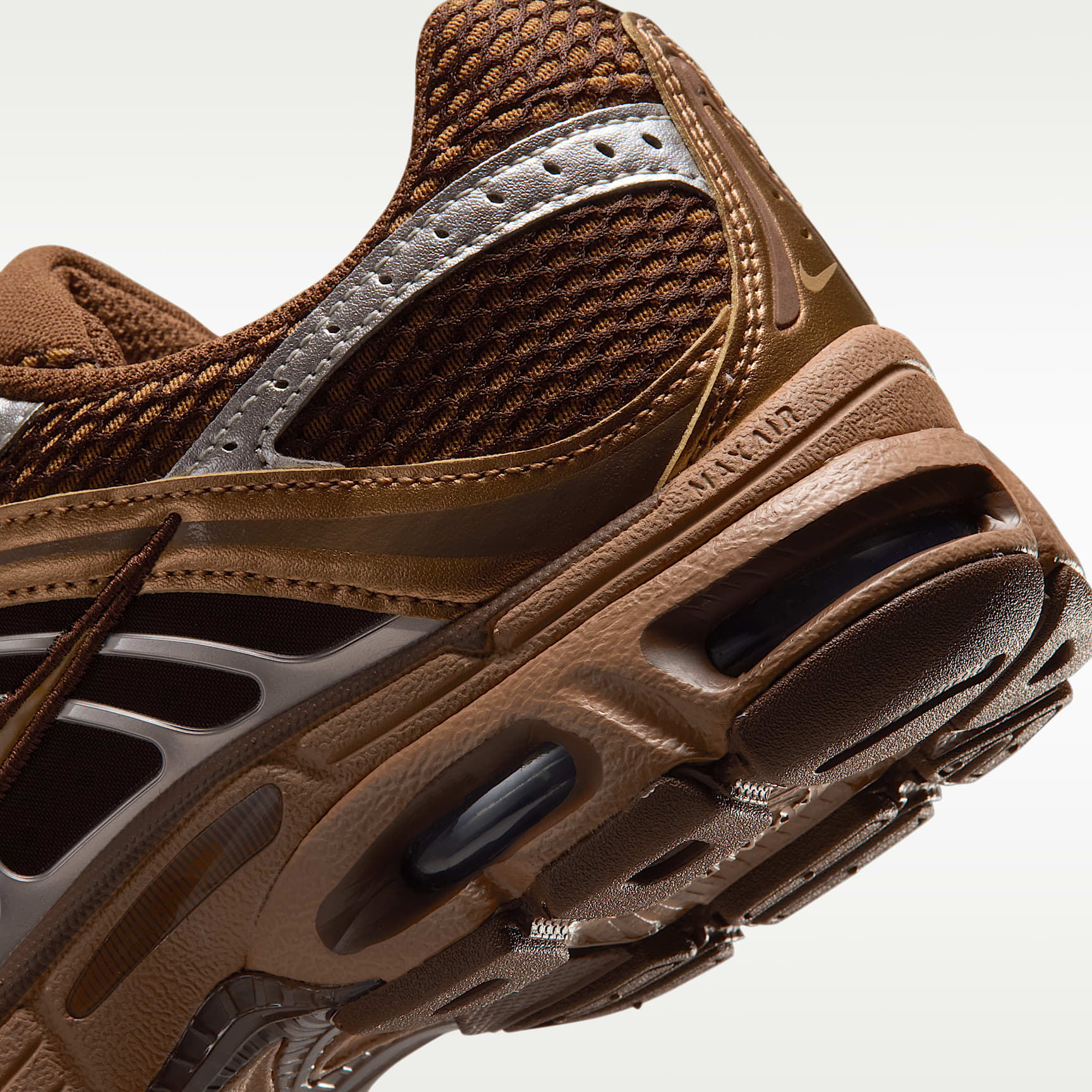 Nike Air Max Moto 2K Schuh mit reflektierenden Akzenten (Damen) – Light British Tan/Cacao Wow/Metallic Silver/Dark Driftwood