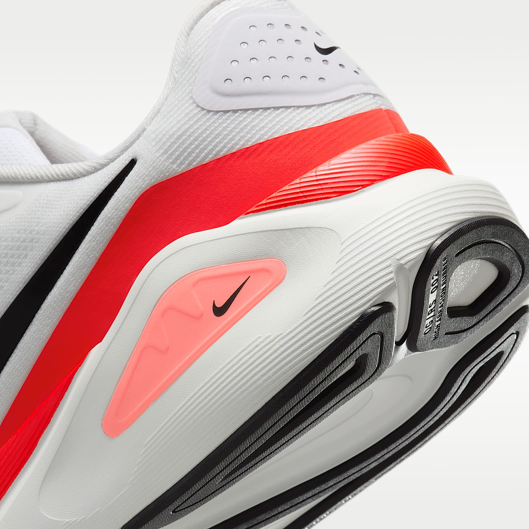 Nike Structure 26 Straßenlaufschuh (Herren) – Weiß/Bright Crimson/Photon Dust/Schwarz