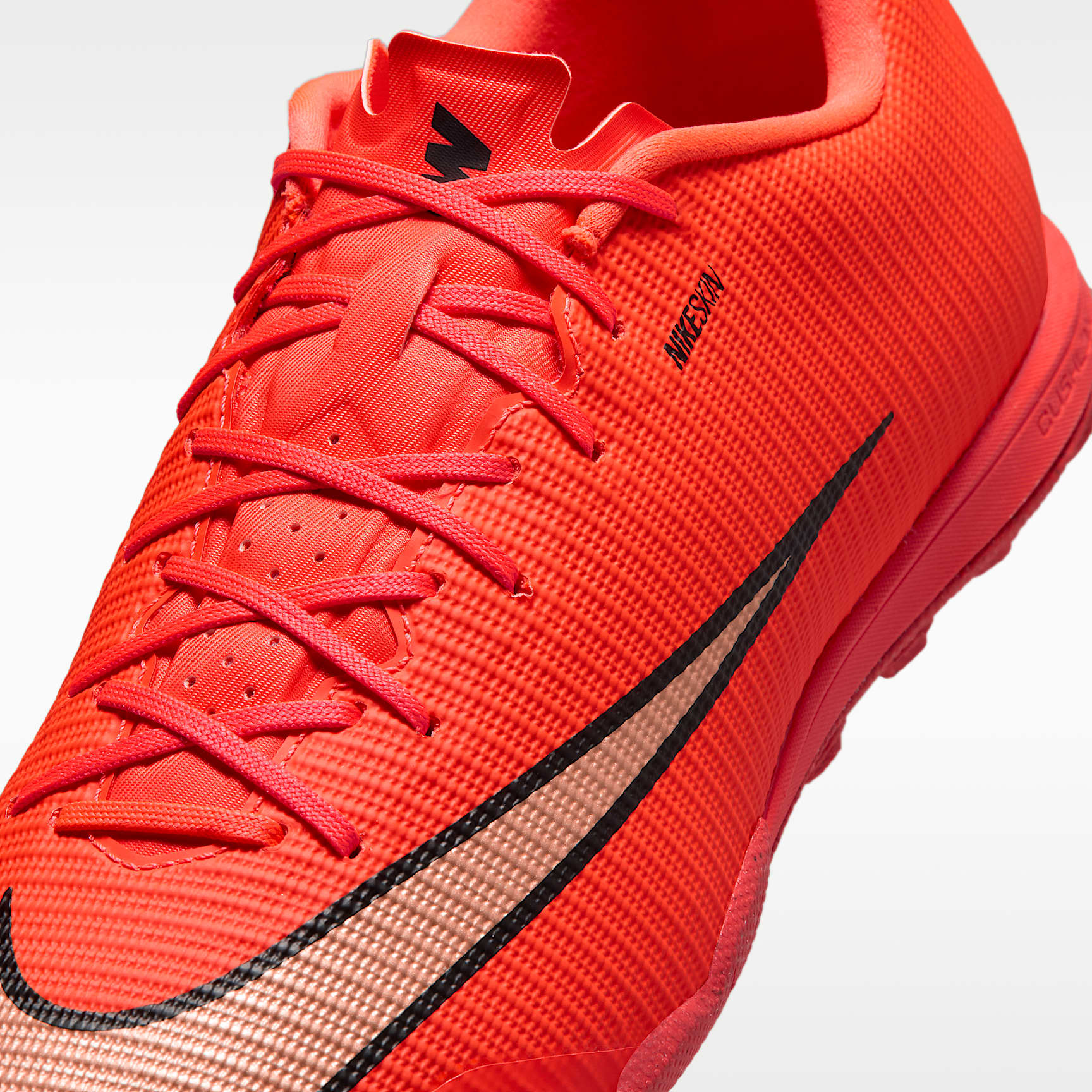 Nike Mercurial Vapor 17 Academy Low-Top-Fußballschuh für Turf – Bright Crimson/Blur