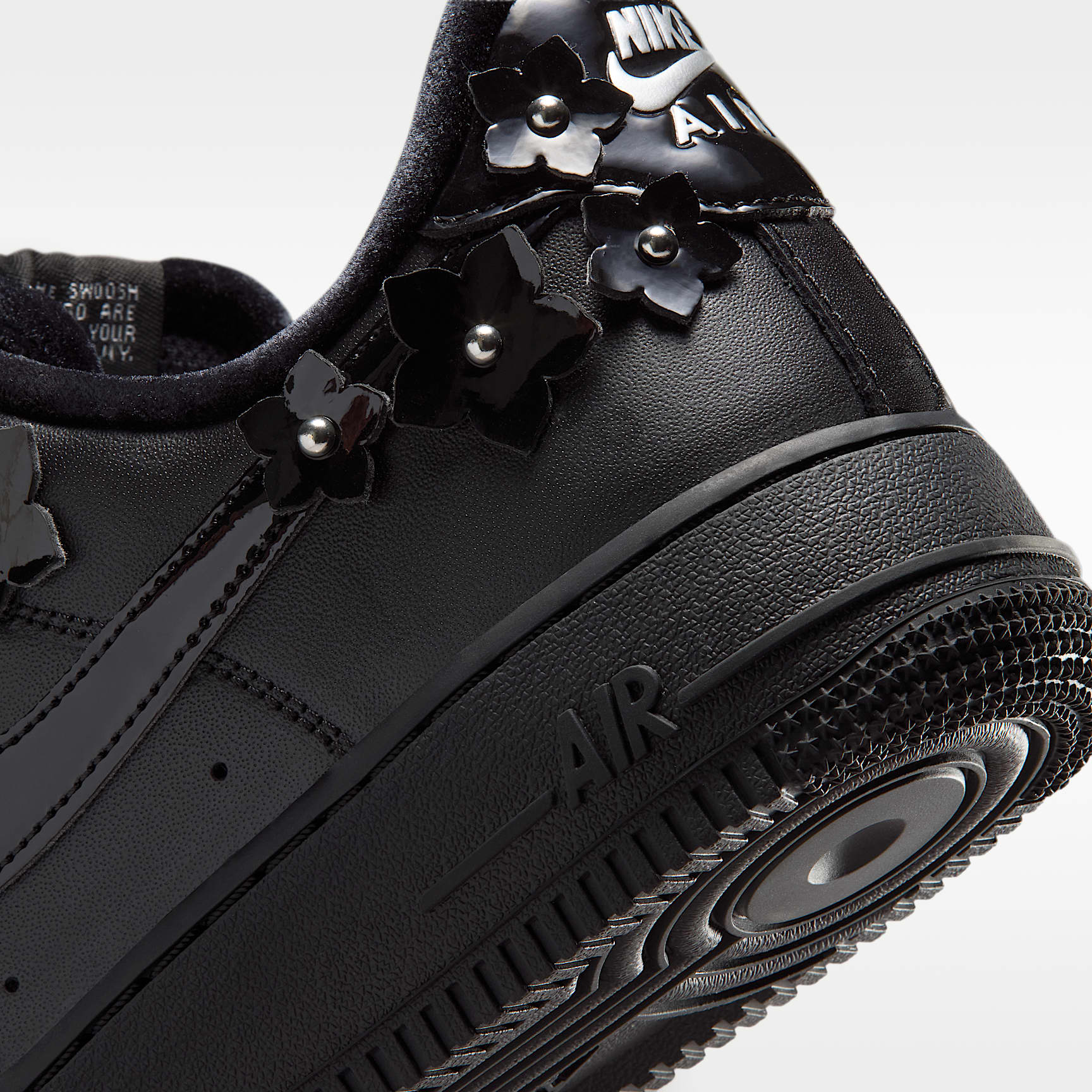 Nike Air Force 1 '07 "Florette" Schuh (Damen) – Schwarz/Off Noir/Metallic Silver/Schwarz