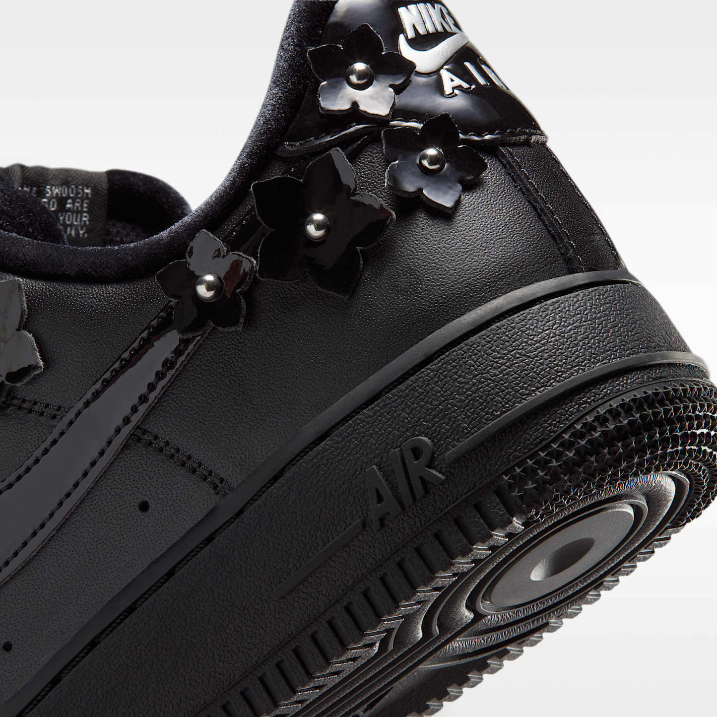 Nike Air Force 1 '07 "Florette" Schuh (Damen) – Schwarz/Off Noir/Metallic Silver/Schwarz