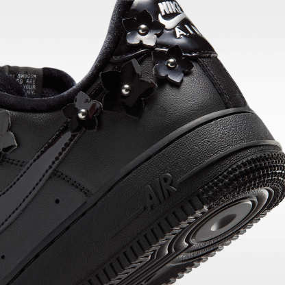 Nike Air Force 1 '07 "Florette" Schuh (Damen) – Schwarz/Off Noir/Metallic Silver/Schwarz