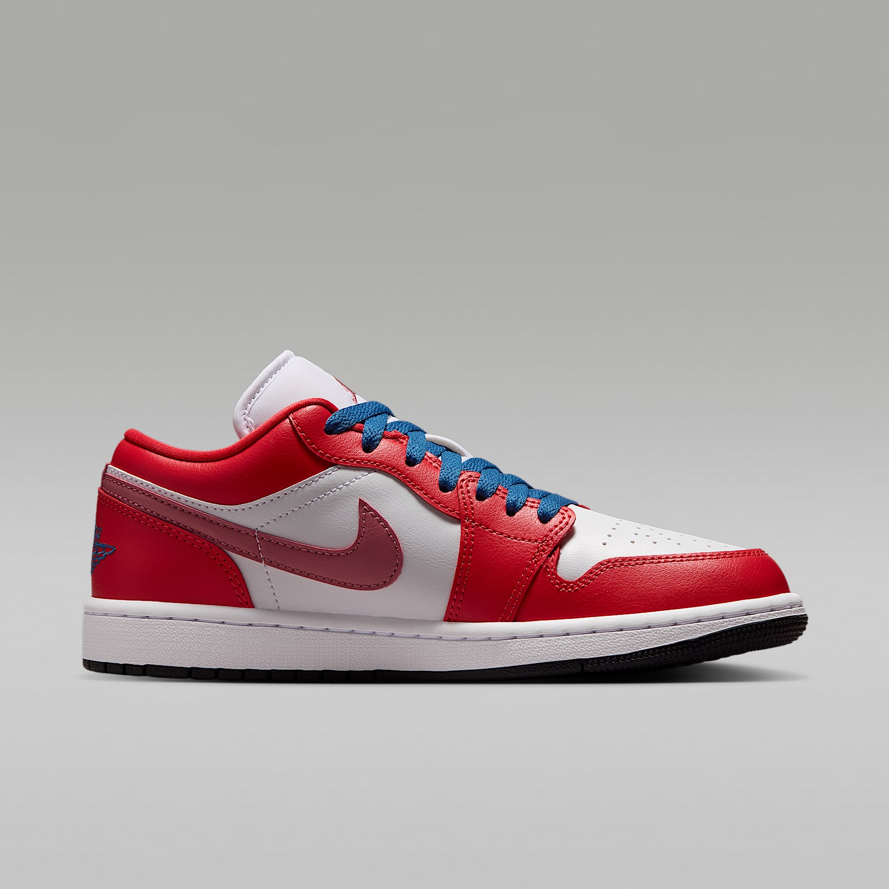 Air Jordan 1 Low Damenschuh – Track Red/Weiß/Desert Berry/True Blue