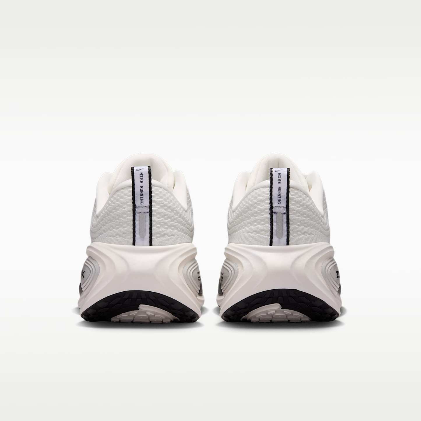 Nike Vomero Plus Straßenlaufschuh (Damen) – Summit White/Sail/Anthracite/Metallic Silver