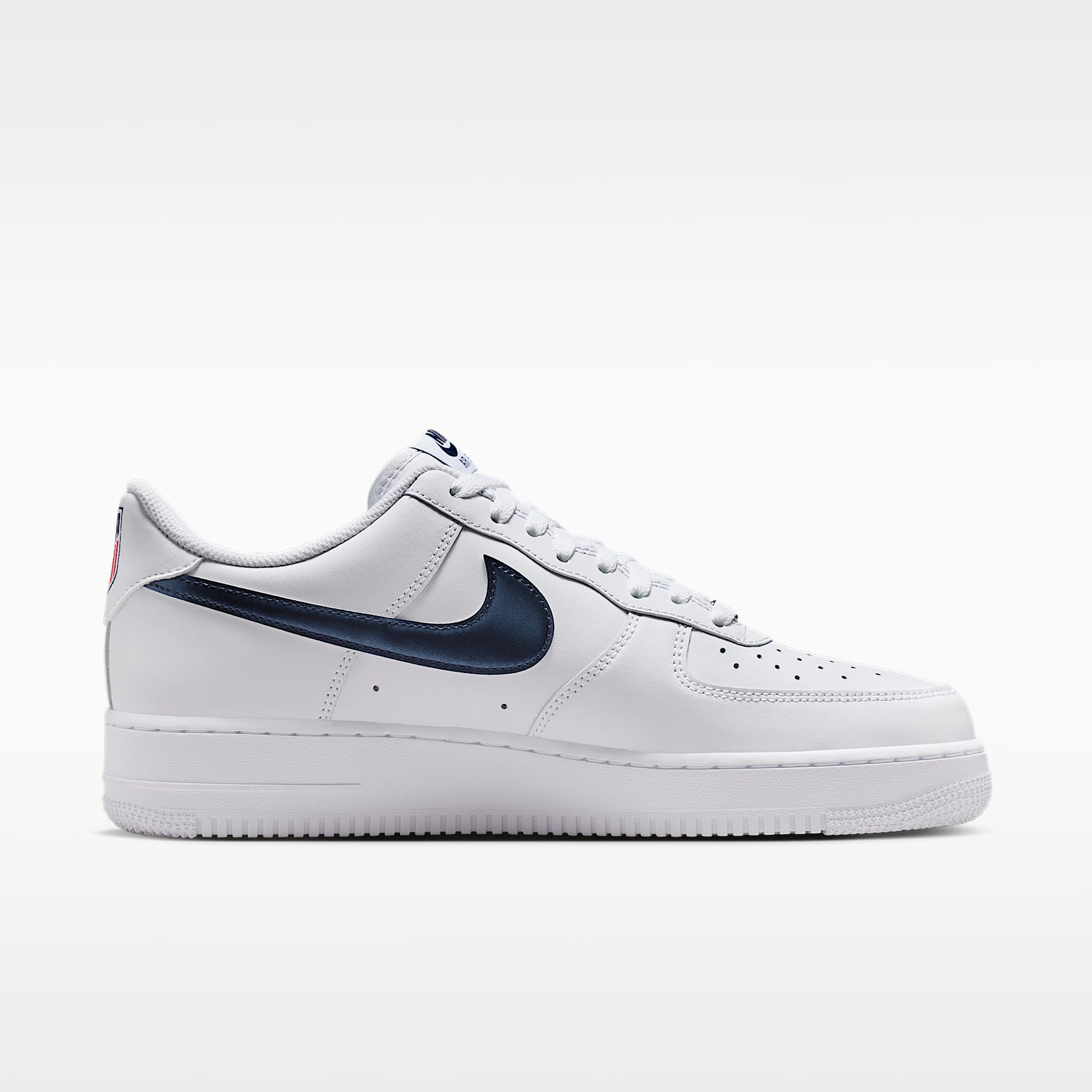 Nike Air Force 1 '07 LV8 „USA“ Schuhe (Herren) – Weiß/University Red/University Red/Midnight Navy