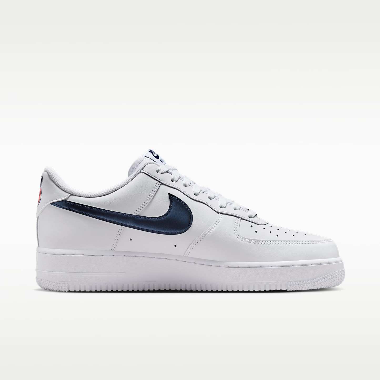 Nike Air Force 1 '07 LV8 „USA“ Schuhe (Herren) – Weiß/University Red/University Red/Midnight Navy