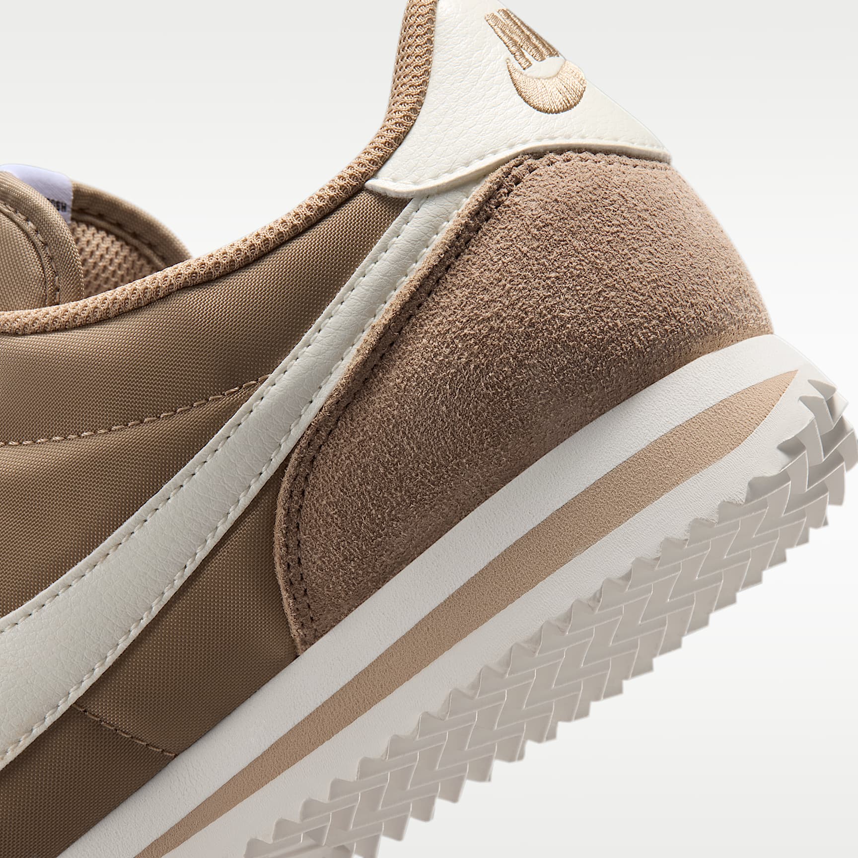 Nike Cortez Textile Schuh (Damen) – British Khaki/Schwarz/Safety Orange/Sail