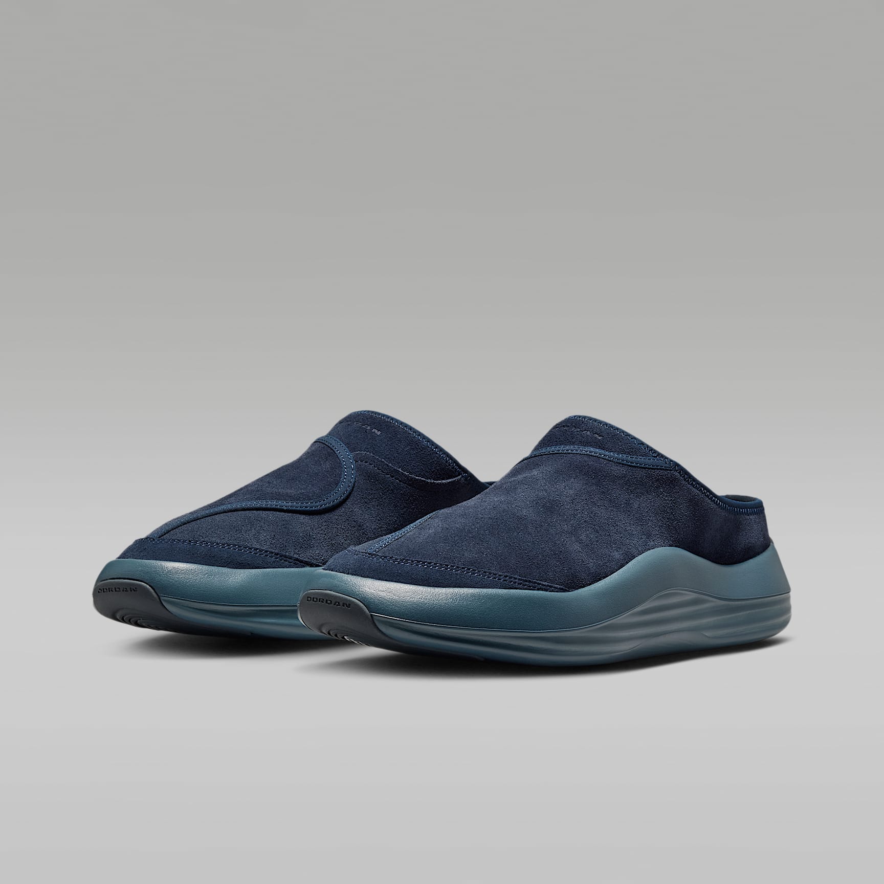 Jordan Future Mules (Herren) – Dark Obsidian/Blue Fox/Picante Red