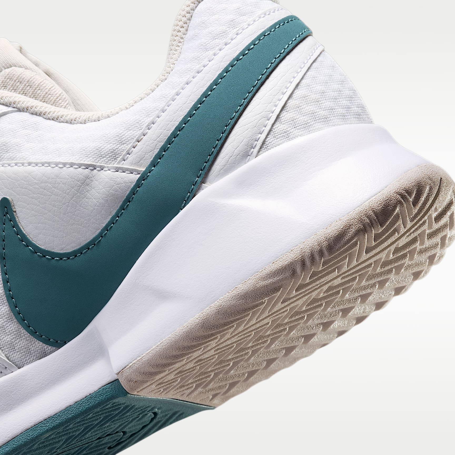 NikeCourt Lite 4 Herren-Tennisschuh für Sandplätze – Weiß/Light Bone/New Slate/Smokey Blue