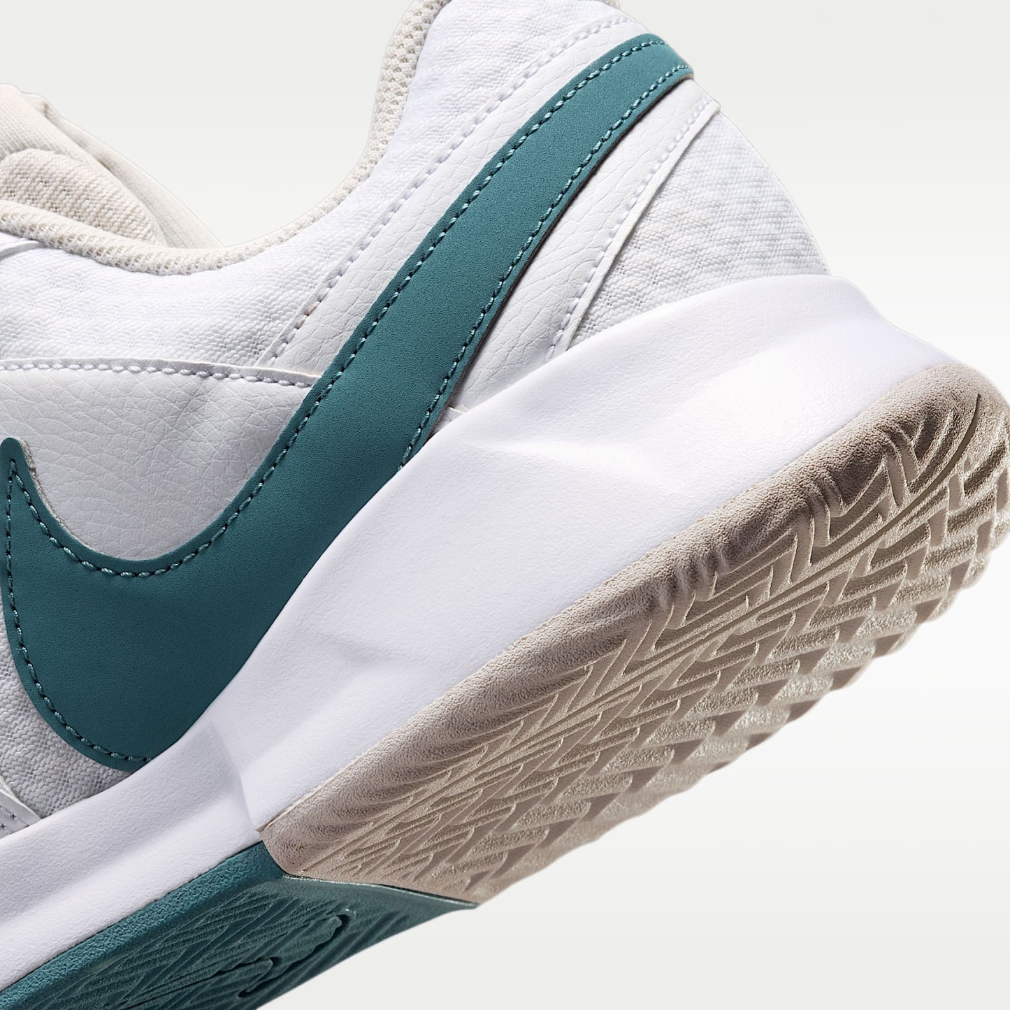 NikeCourt Lite 4 Herren-Tennisschuh für Sandplätze – Weiß/Light Bone/New Slate/Smokey Blue