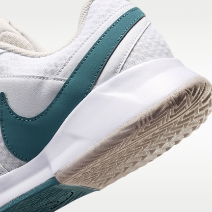 NikeCourt Lite 4 Herren-Tennisschuh für Sandplätze – Weiß/Light Bone/New Slate/Smokey Blue