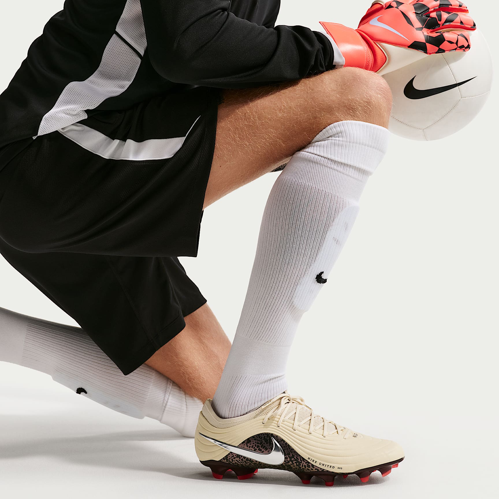 Nike United Tiempo Maestro Elite Low-Top-Fußballschuh für normalen Rasen – Fossil/Burgundy Crush/Metallic Silver