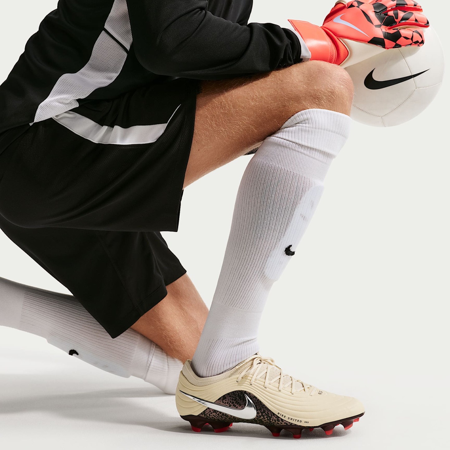 Nike United Tiempo Maestro Elite Low-Top-Fußballschuh für normalen Rasen – Fossil/Burgundy Crush/Metallic Silver