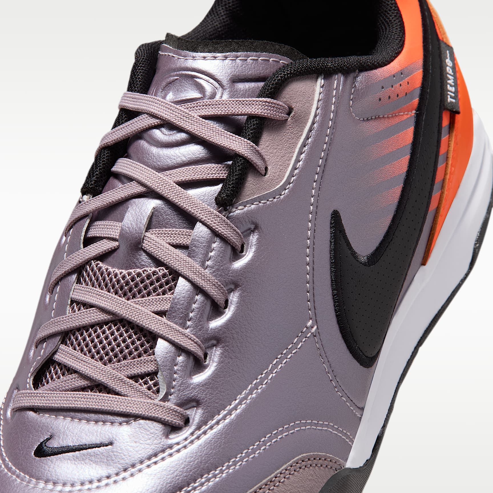 Nike Tiempo Streetgato PRM Heritage Low-Top-Fußballschuh für Hallen- und Hartplätze – Bleached Lilac/Total Orange/Schwarz