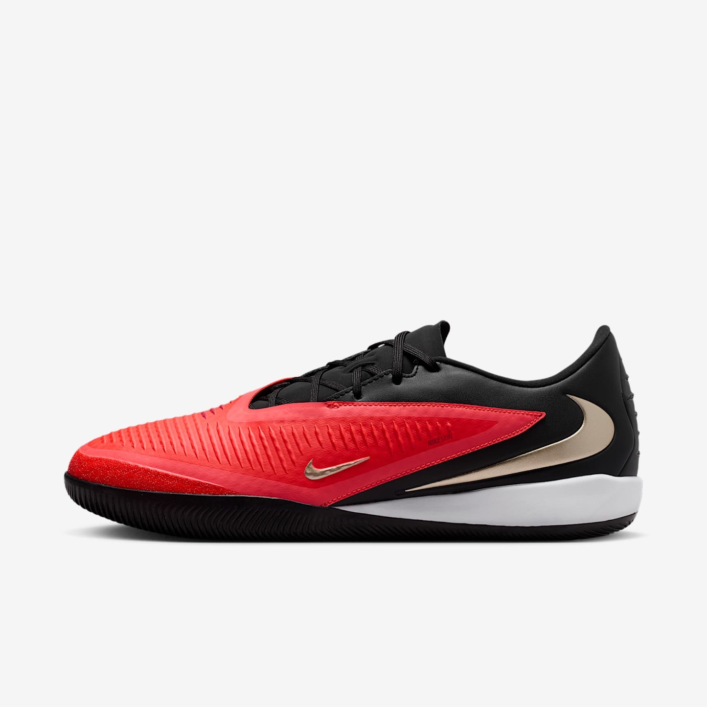 Nike Phantom 6 Low Academy Fußballschuh für Hallen- und Hartplätze – Bright Crimson/Schwarz/Blur
