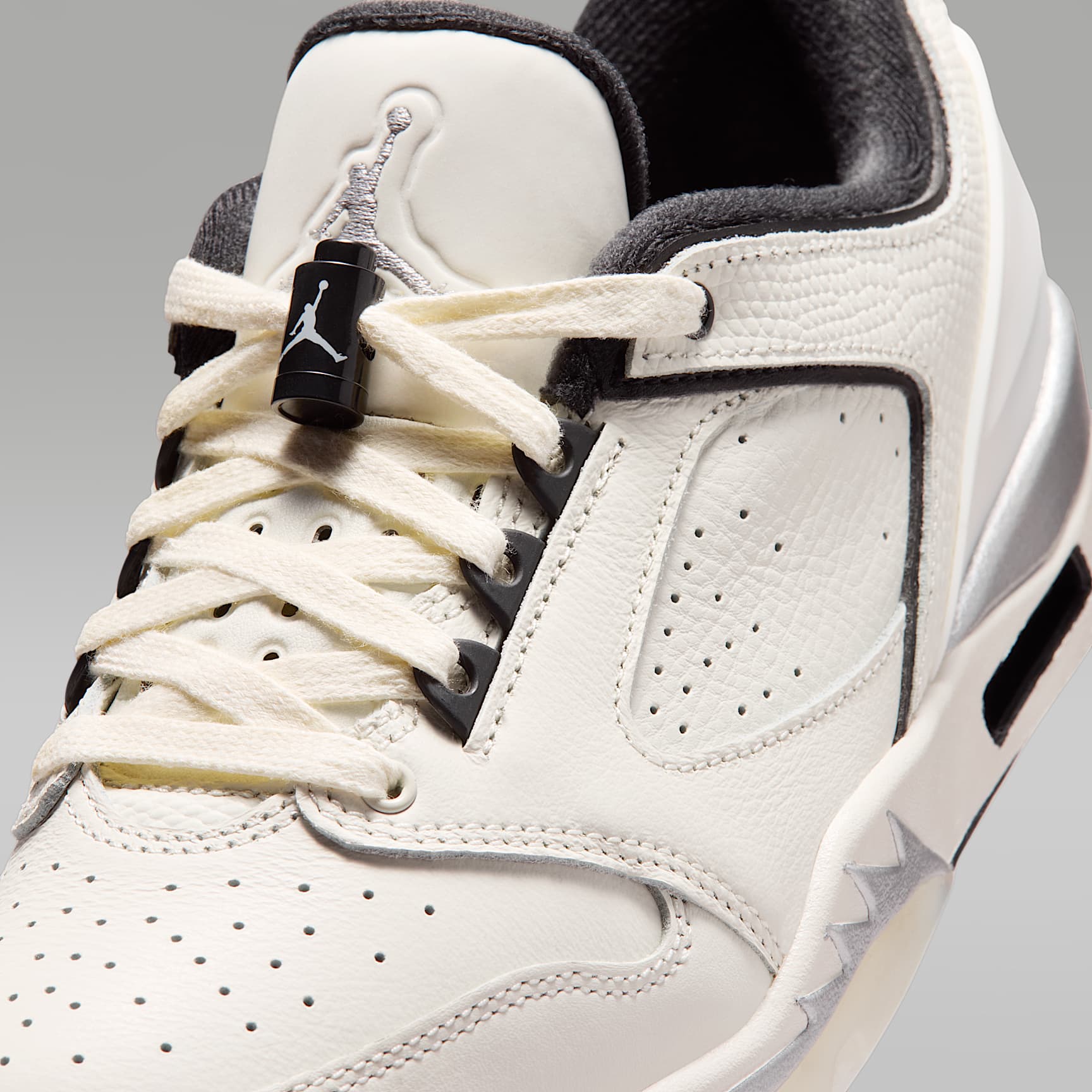 Jordan Sixty Plus Low Damenschuh – Sail/Schwarz/Swan/Metallic Silver
