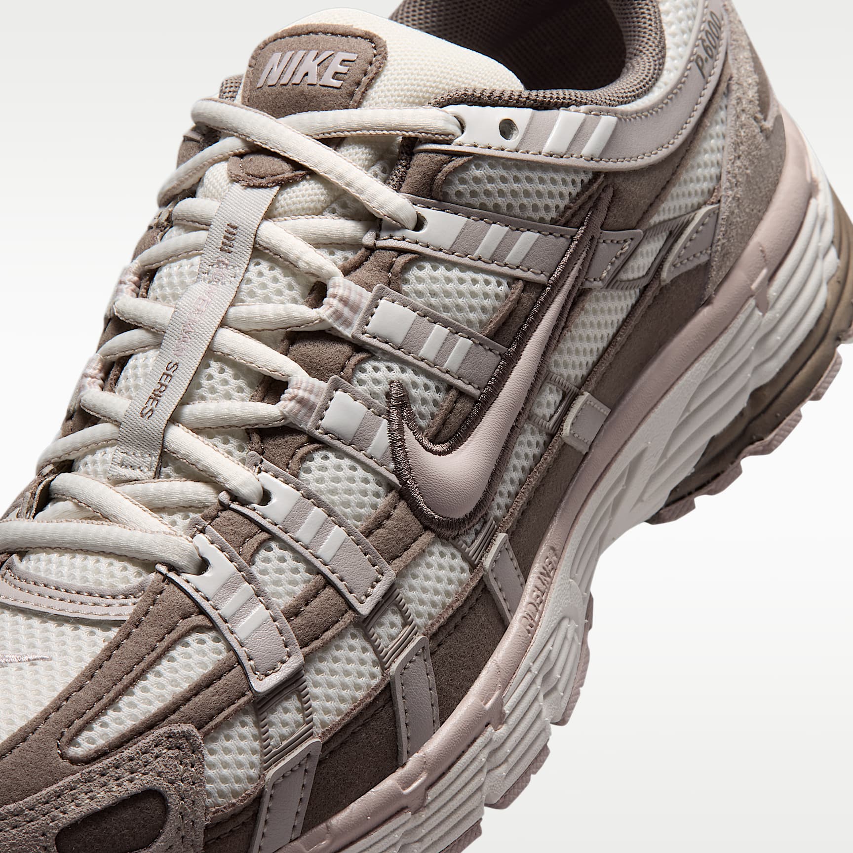Nike P-6000 Schuh (Damen) – Summit White/Cave Stone/College Grey/Platinum Violet