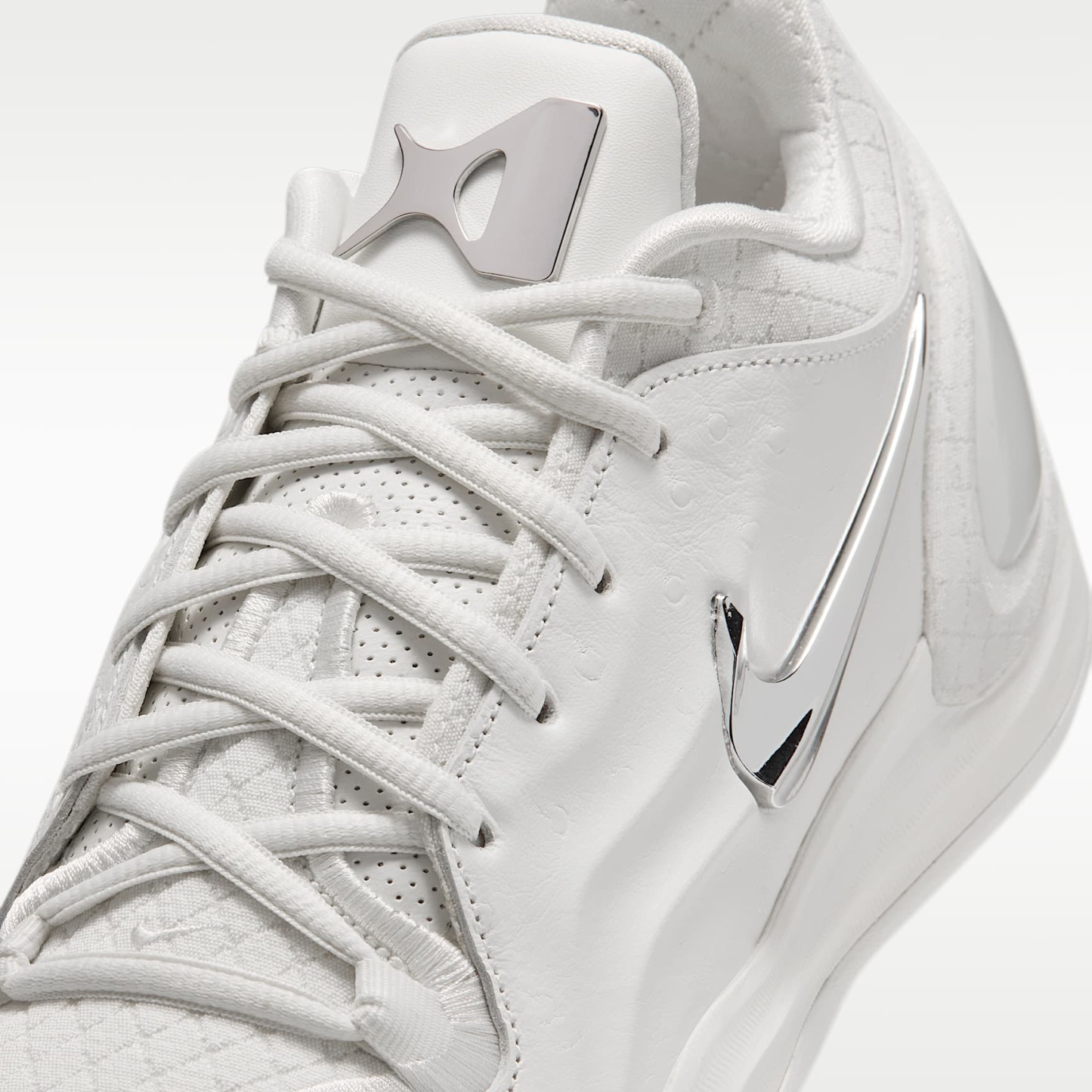 A'Two "White Label LX" A'ja Wilson Basketballschuh – Sail/Schwarz/Metallic Silver