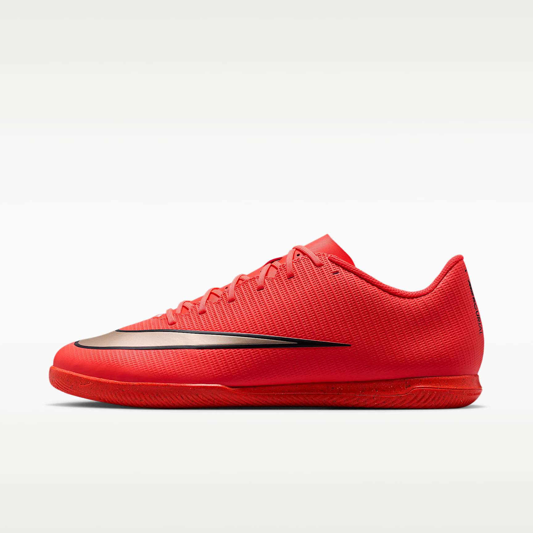 Nike Mercurial Vapor 17 Club Low-Top-Fußballschuh für Hallen- und Hartplätze – Bright Crimson/Blur