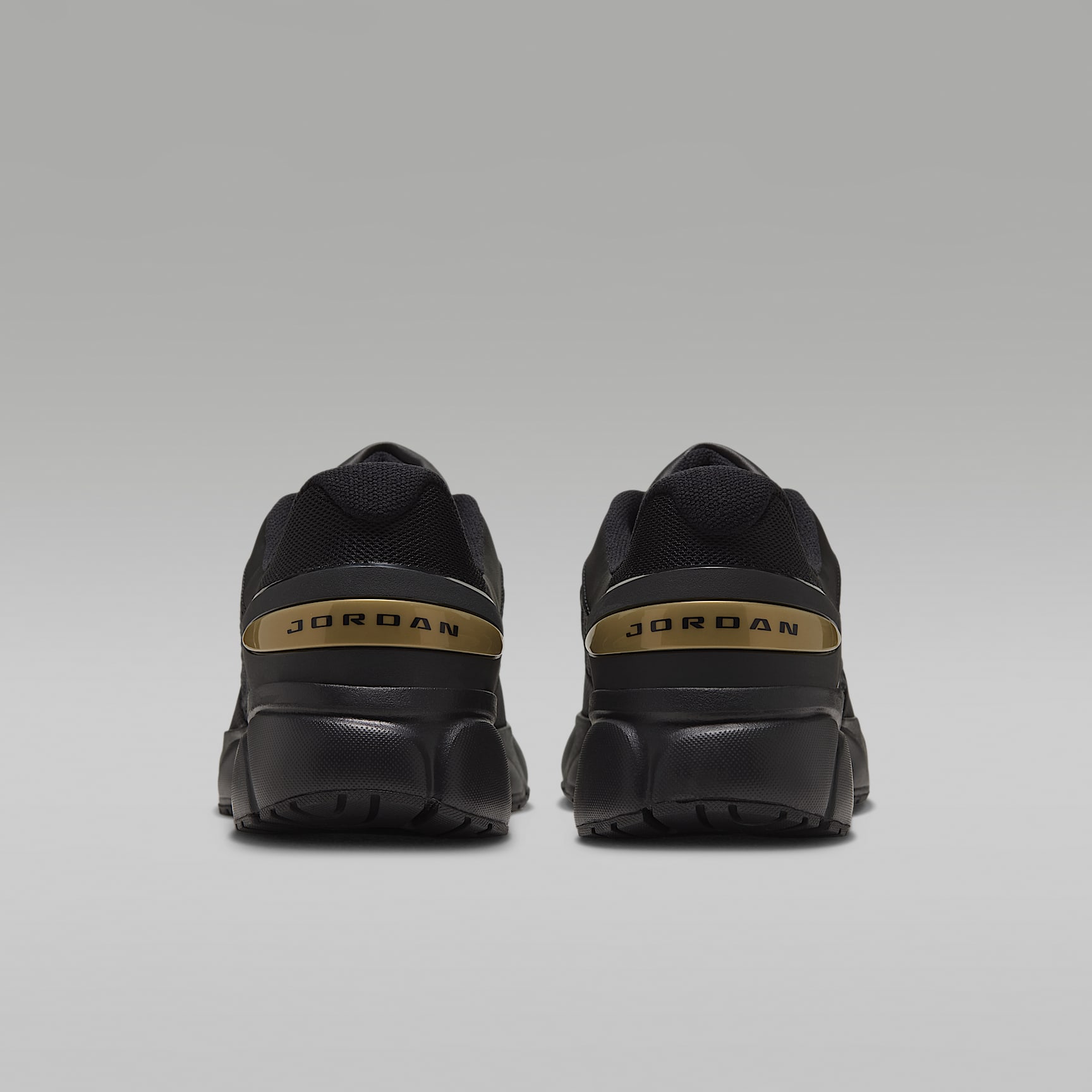 Jordan Trunner Flow Schuhe (Herren) – Schwarz/Metallic Gold/Dark Smoke Grey