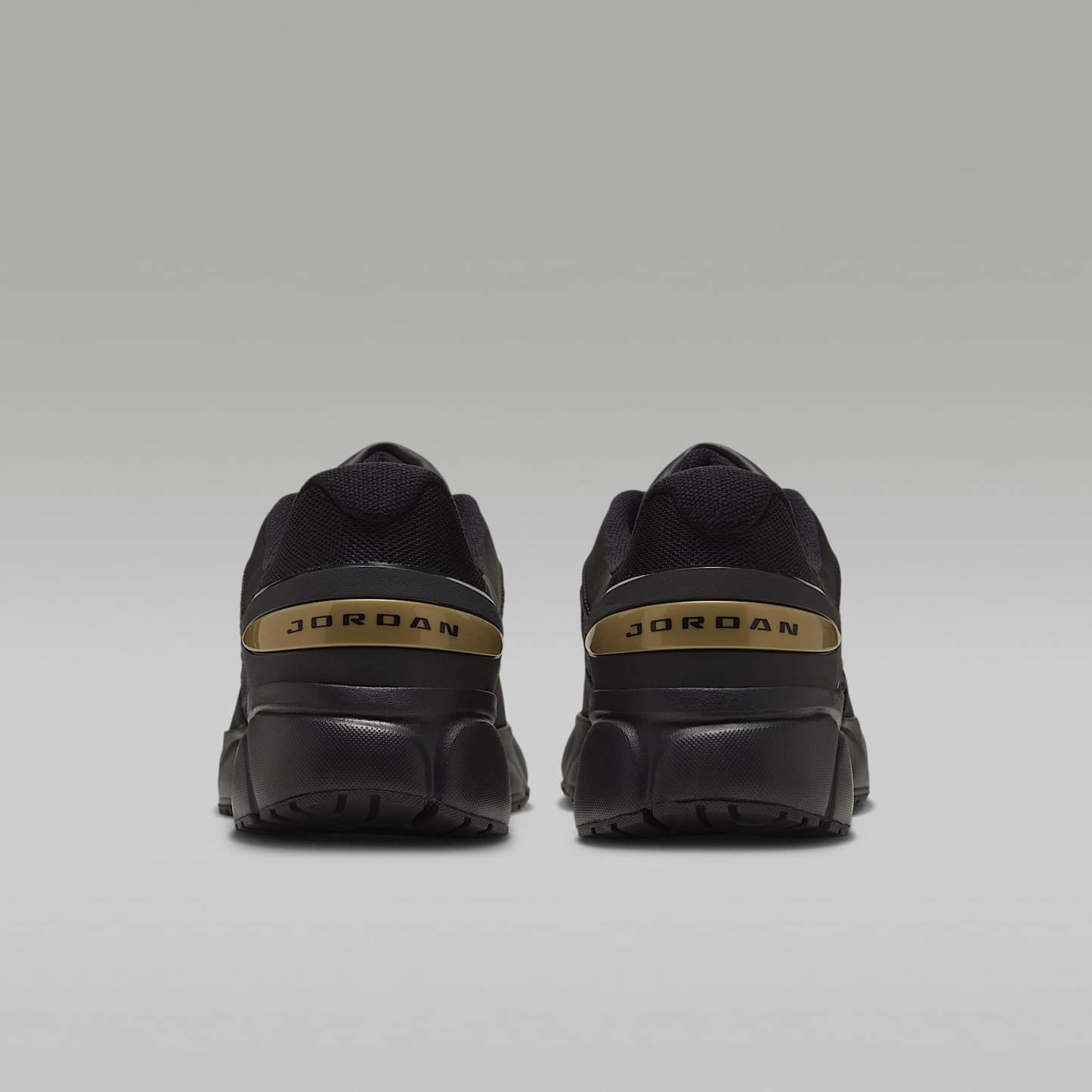 Jordan Trunner Flow Schuhe (Herren) – Schwarz/Metallic Gold/Dark Smoke Grey
