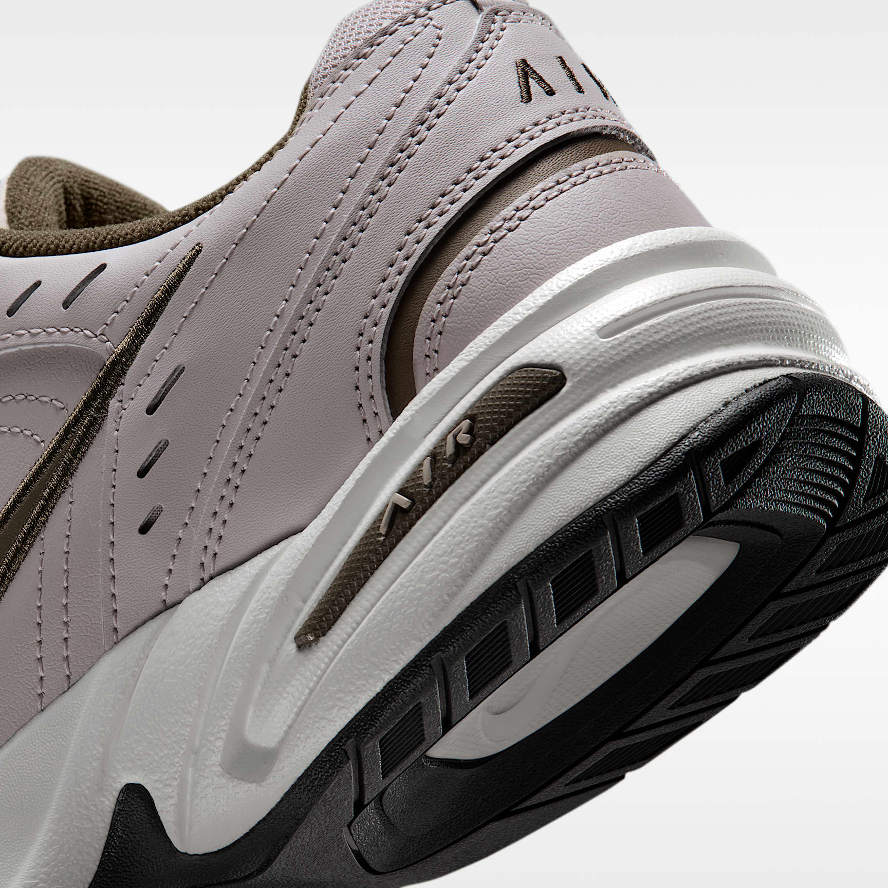 Nike Air Monarch IV Workout-Schuh für Herren – Moon Particle/Schwarz/Dark Hazel