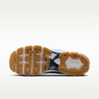 Nike Air Max Moto 2K Schuh (Herren) – Light Armory Blue/Work Blue/Gum Light Brown/Weiß