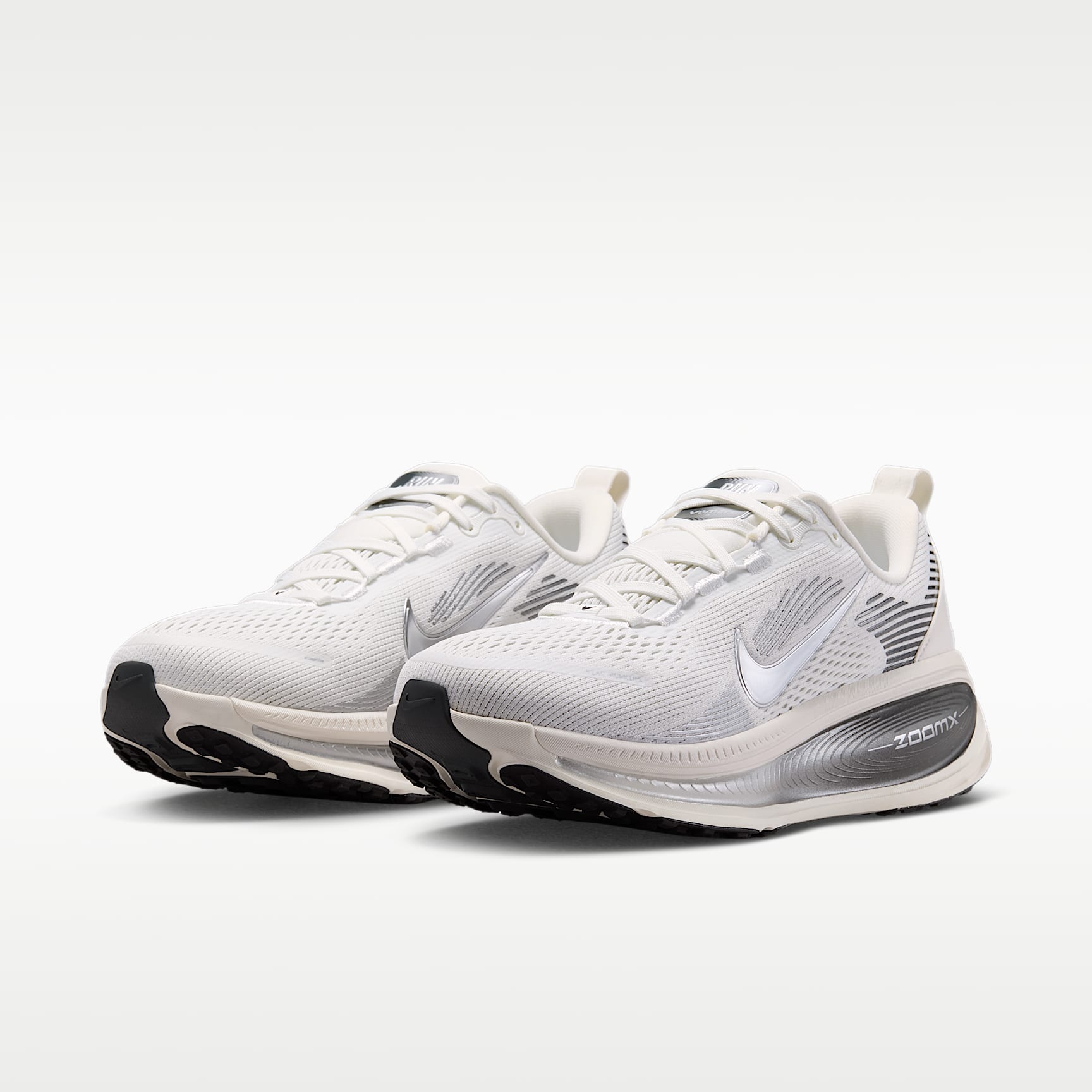Nike Vomero 18 Straßenlaufschuh (Damen) – Summit White/Sail/Photon Dust/Metallic Silver