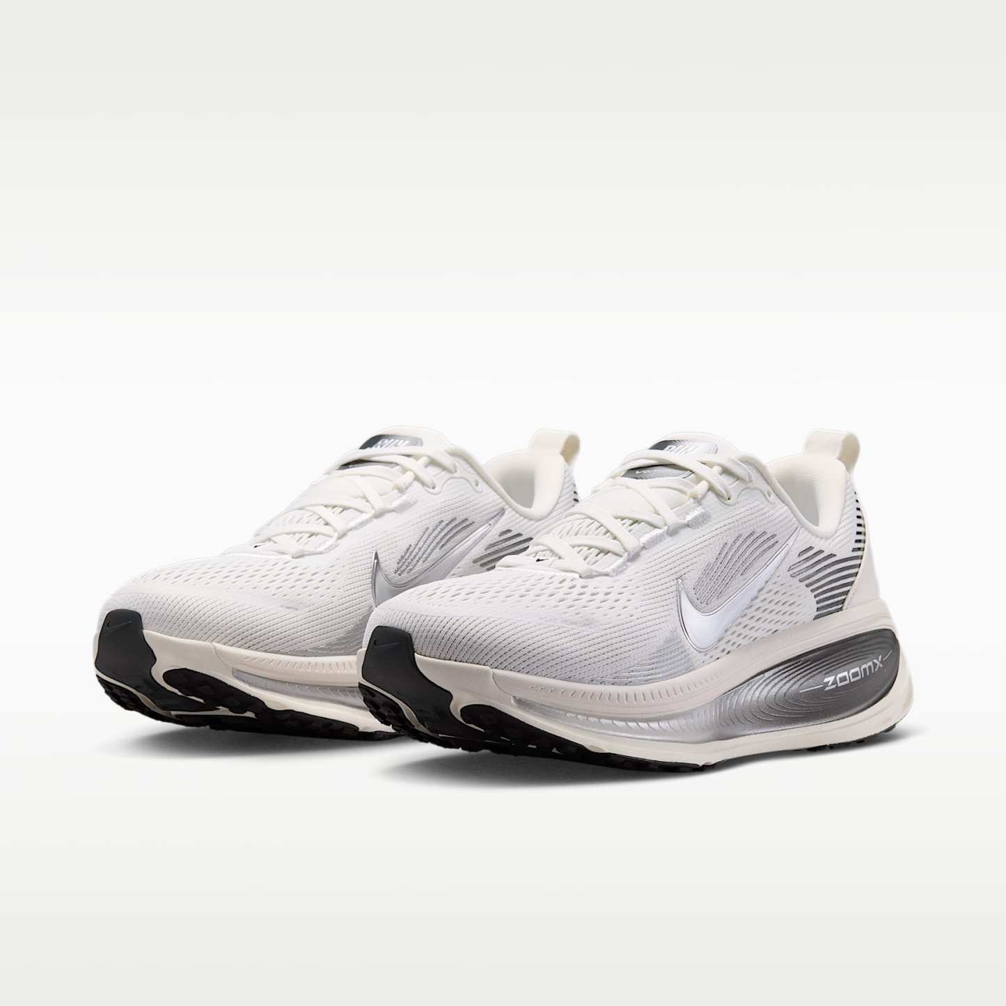 Nike Vomero 18 Straßenlaufschuh (Damen) – Summit White/Sail/Photon Dust/Metallic Silver