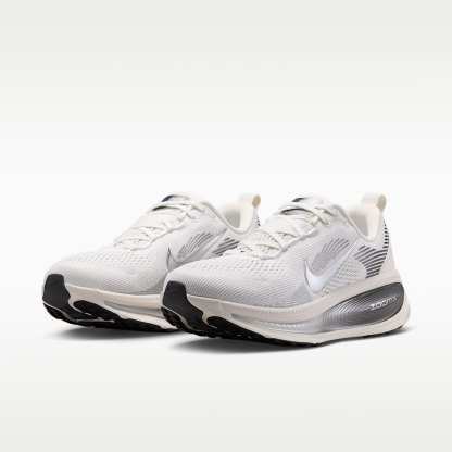 Nike Vomero 18 Straßenlaufschuh (Damen) – Summit White/Sail/Photon Dust/Metallic Silver