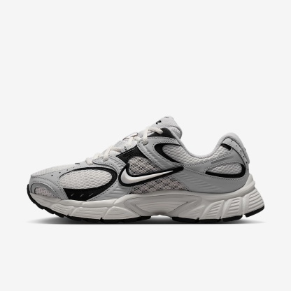 Nike V5 RNR Schuh (Damen) – Sail/Schwarz/Vast Grey/Sail