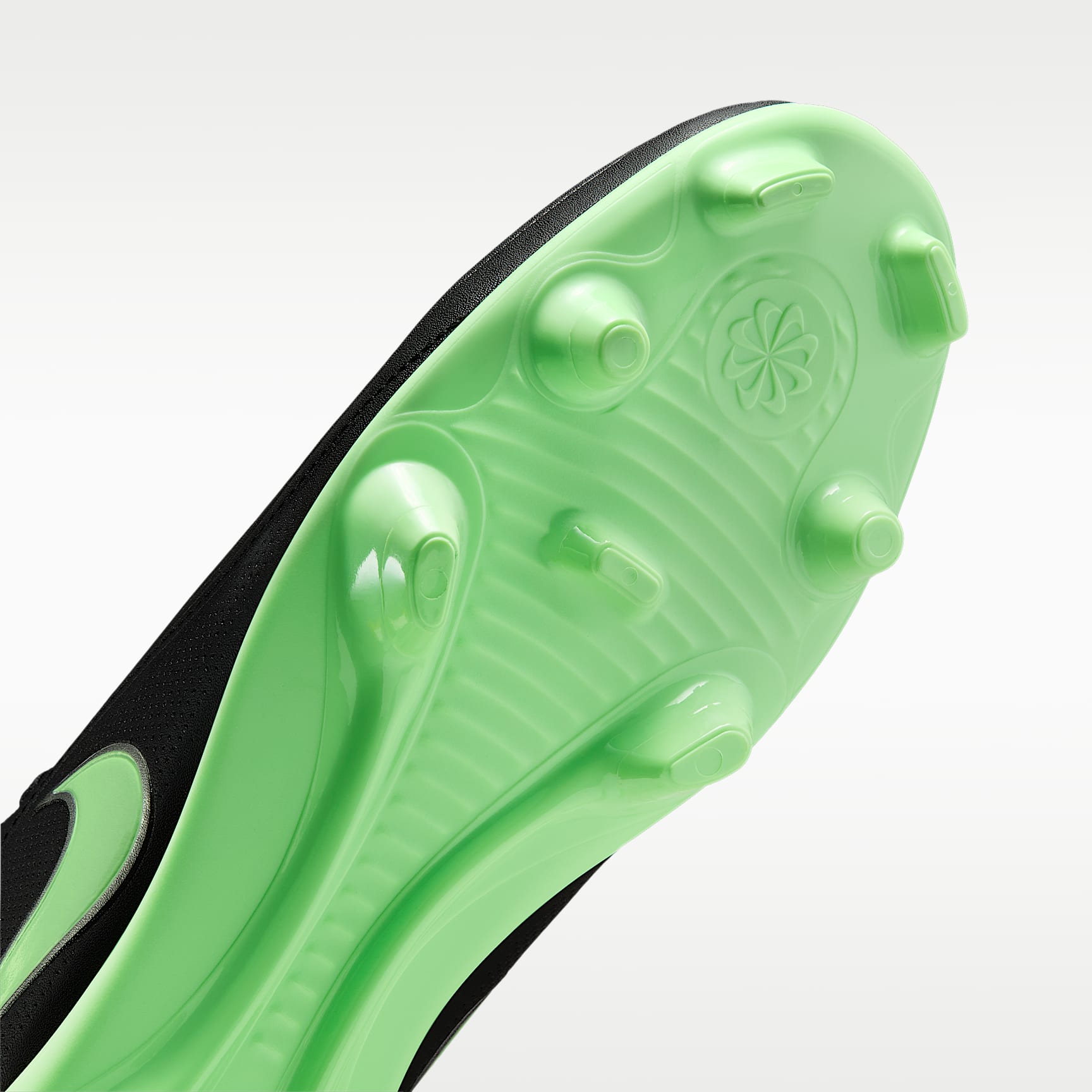 Nike Tiempo Maestro Club Low-Top-Fußballschuh für verschiedene Böden – Schwarz/Schwarz/Illusion Green