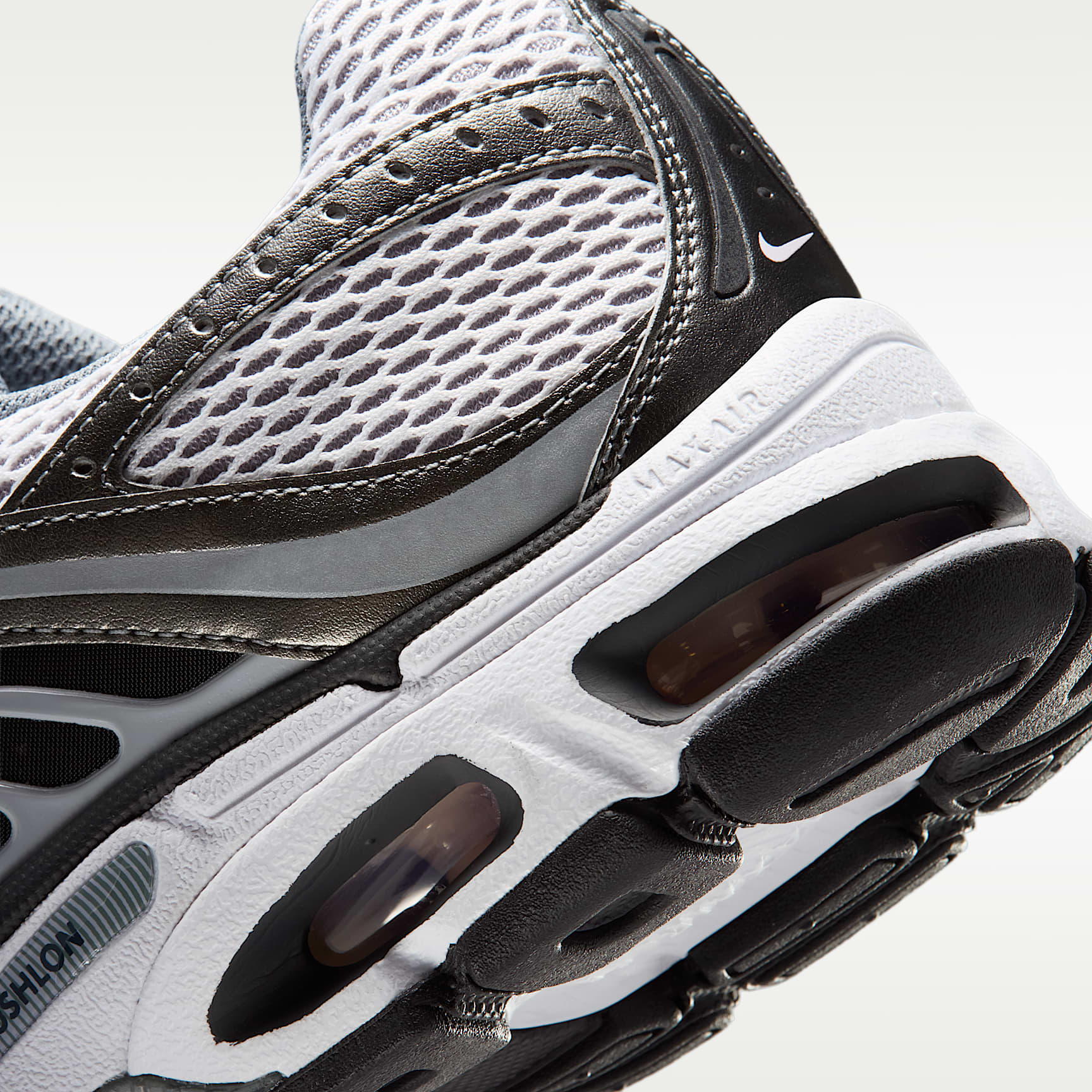 Nike Air Max Moto 2K Schuh (Herren) – Smoke Grey/Anthracite/Pink Foam/Weiß