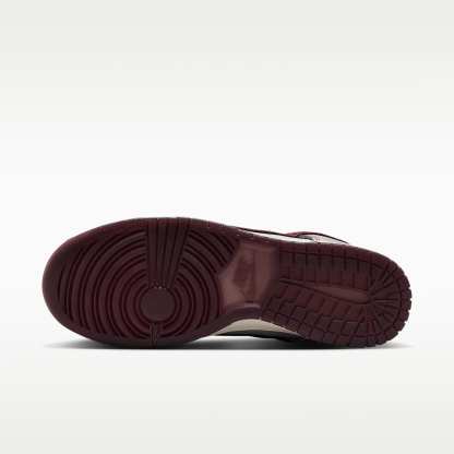Nike Dunk Low Retro SE Schuh (Herren) – Pure Platinum/Wolf Grey/Team Red/Burgundy Crush